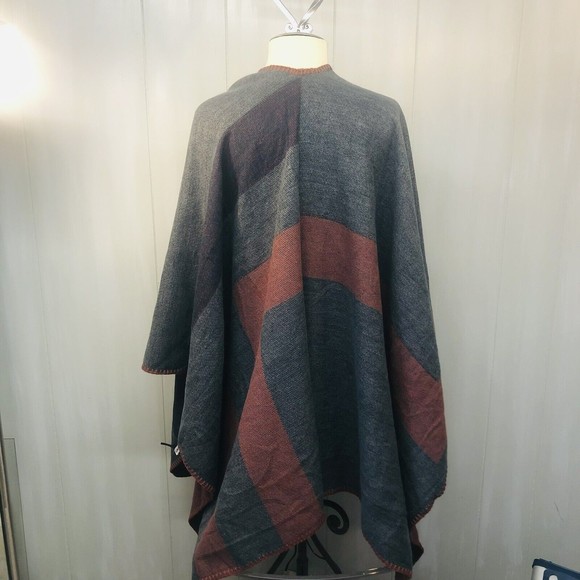BB Dakota Poncho Cardigan One Size Fits All Gray Red Blue Reversible Fab Fit Fun - Picture 3 of 9